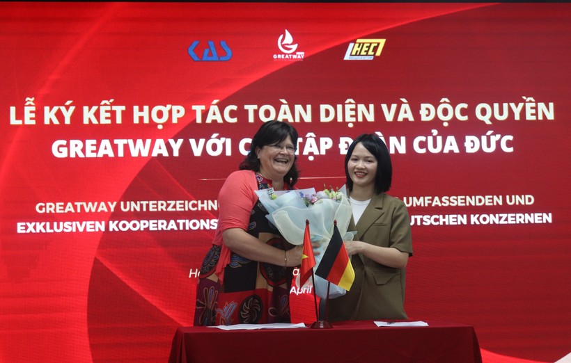 Bà Lê Thị Diệu Linh (bên phải) - Tổng giám đốc German Greatway Group và bà Madlen Baer - Chủ tịch Viện đào tạo HEC.