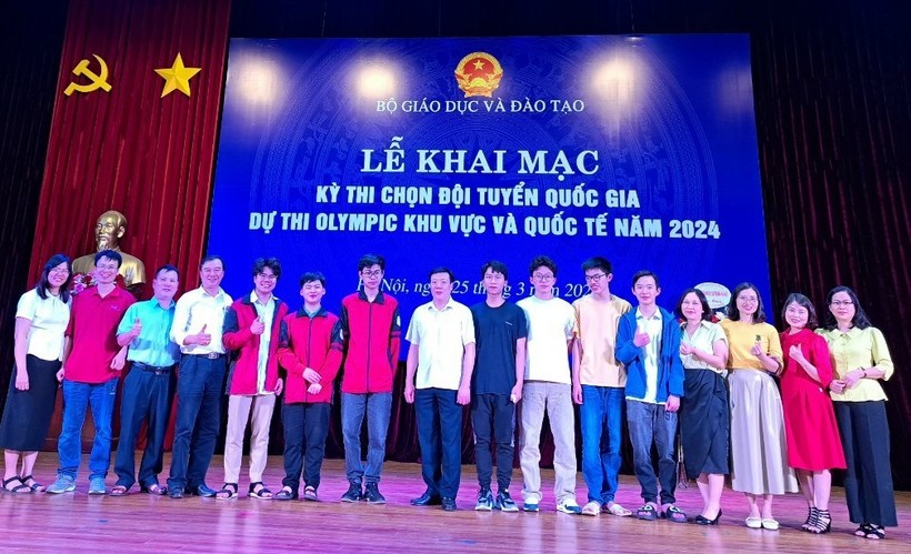 Thầy cô giáo Trường THPT Chuyên Bắc Giang chụp ảnh với học sinh nhà trường dự lễ khai mạc kỳ thi chọn đội tuyển quốc gia dự thi Olympic khu vực và quốc tế (ảnh tư liệu).