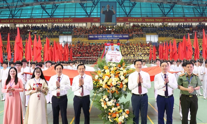 Phó Chủ tịch Thường trực UBND tỉnh Bắc Ninh Vương Quốc Tuấn (thứ 3 từ phải qua) và lãnh đạo các sở, ngành tỉnh tặng hoa chúc mừng HKPĐ thành phố Bắc Ninh.