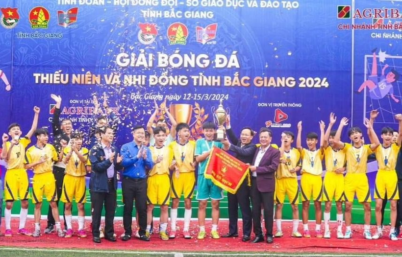 Ông Nguyễn Văn Thêm - Phó Giám đốc Sở GD&ĐT cùng lãnh đạo các Sở, Ban, Ngành trong tỉnh trao cờ, cúp, huy chương cho đội vô địch môn Bóng đá.
