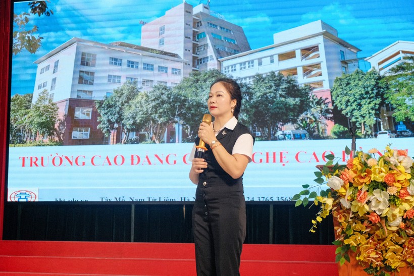 Bà Trần Thị Sim chia sẻ tham luận tại hội thảo.