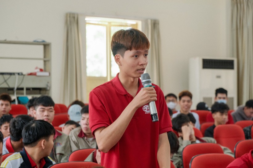 Sinh viên Trường Cao đẳng Công nghệ cao Hà Nội đặt câu hỏi cho chuyên gia tại hội thảo.