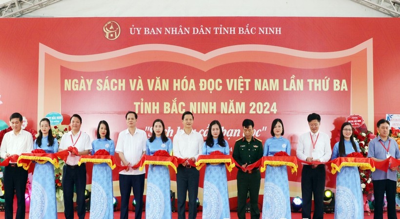 Phó Chủ tịch Thường trực UBND tỉnh Bắc Ninh - Vương Quốc Tuấn (thứ 7 từ trái qua) cùng các đại biểu cắt băng khai mạc Ngày Sách và Văn hoá đọc.