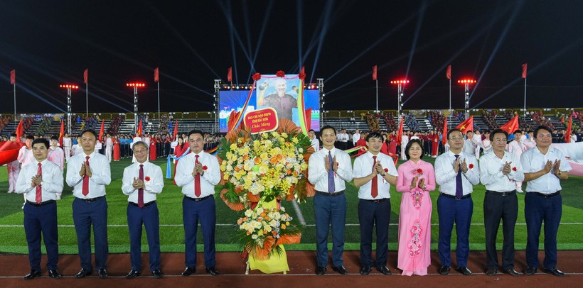 Ông Vương Quốc Tuấn - Phó Chủ tịch Thường trực UBND tỉnh Bắc Ninh (thứ 6 từ phải sang) cùng các đại biểu chúc mừng khai mạc HKPĐ TP Từ Sơn. 