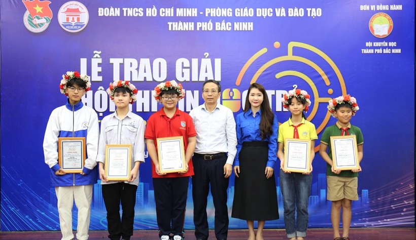 Phó Chủ tịch UBND TP Bắc Ninh Nguyễn Văn Hiếu (thứ 4 từ trái qua) và Bí thư Thành Đoàn Bắc Ninh Trần Thu Hà (thứ 3 từ phải qua) trao giải Nhất cho các thí sinh.