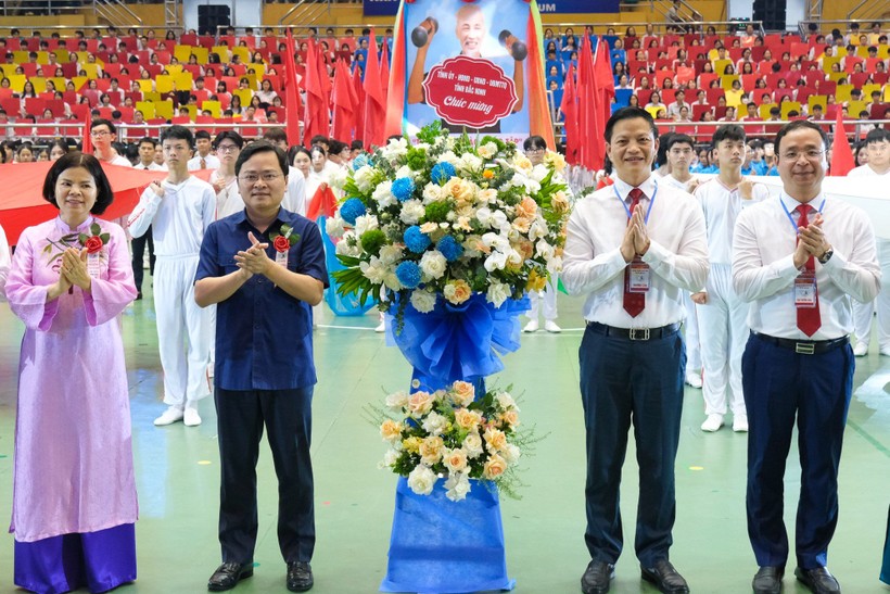 Ông Nguyễn Anh Tuấn - Bí thư Tỉnh ủy Bắc Ninh (thứ 2 từ trái sang) cùng lãnh đạo tỉnh Bắc Ninh tặng hoa chúc mừng Hội khỏe Phù Đổng.