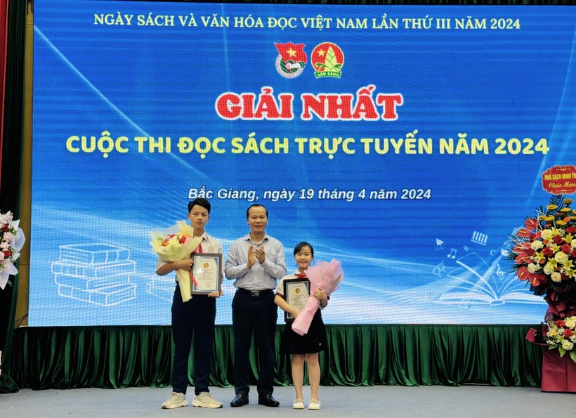Phó Chủ tịch Thường trực UBND tỉnh Bắc Giang - Mai Sơn trao giải Nhất cho 2 học sinh.