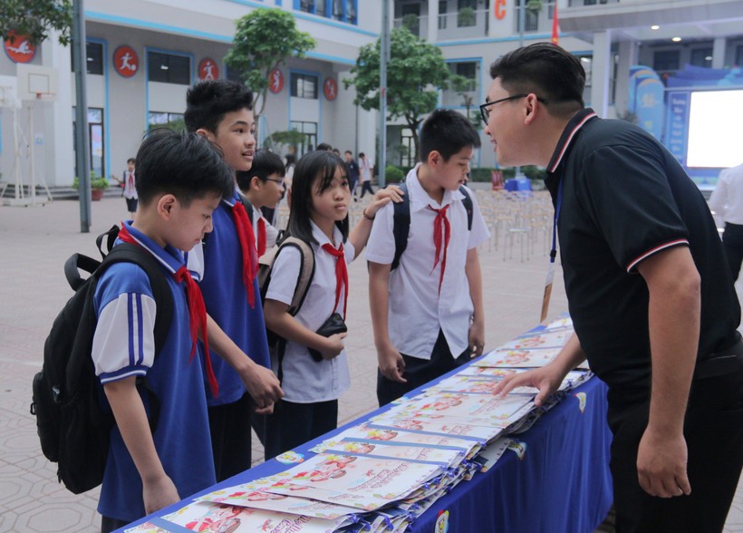 Chuyên gia đào tạo chia sẻ với học sinh Trường THCS Thành Công.