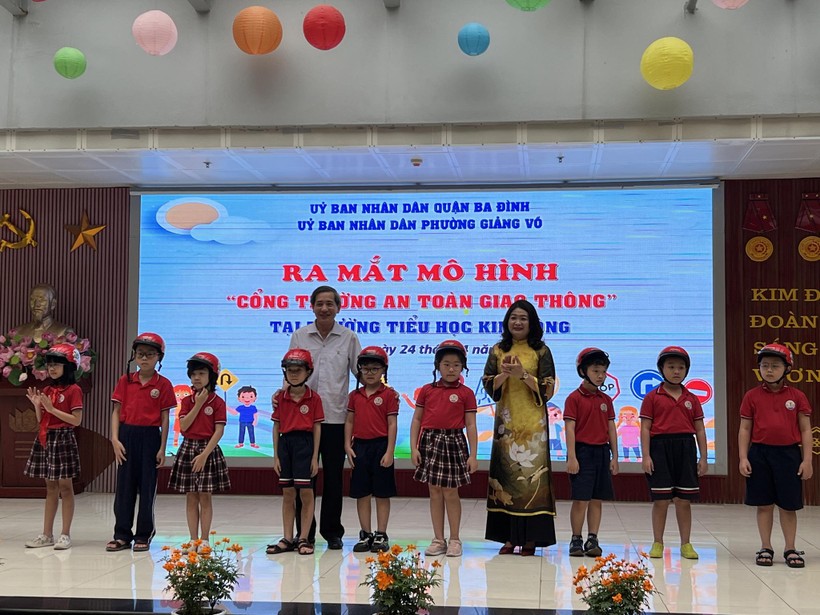 Bí thư Quận uỷ Ba Đình, Hoàng Minh Dũng Tiến và đại biểu đội mũ bảo hiểm cho học sinh trường Tiểu học Kim Đồng.