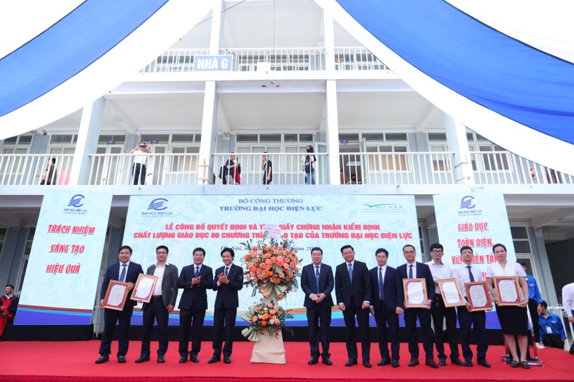 PGS.TS Đinh Văn Toàn (thứ 4 từ trái sang) trao giấy chứng nhận kiểm định chất lượng giáo dục 6 chương trình đào tạo cho đại diện Ban Giám hiệu và các khoa.