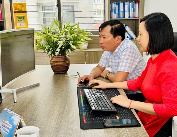 Ông Nguyễn Minh Thuận – Phó Giám đốc Sở GD&amp;ĐT tỉnh Lào Cai nghiên cứu về các phần mềm được nhà trường ứng dụng trong công tác Chuyển đổi số.