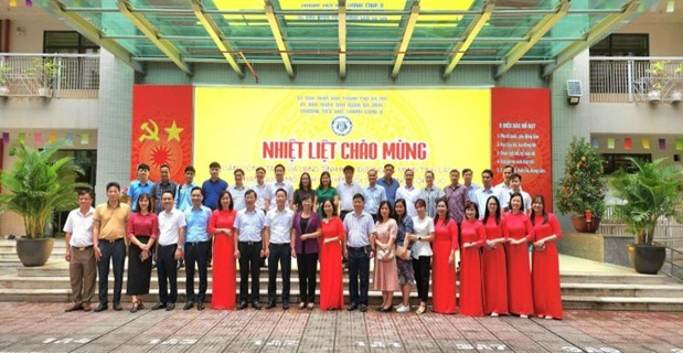 Đoàn công tác chụp ảnh lưu niệm với Phòng GD&ĐT quận Ba Đình, cán bộ quản lý, giáo viên Trường Tiểu học Thành Công B.