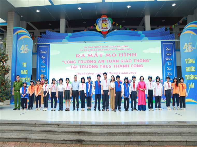 Trao tặng mũ bảo hiểm cho học sinh Trường THCS Thành Công.