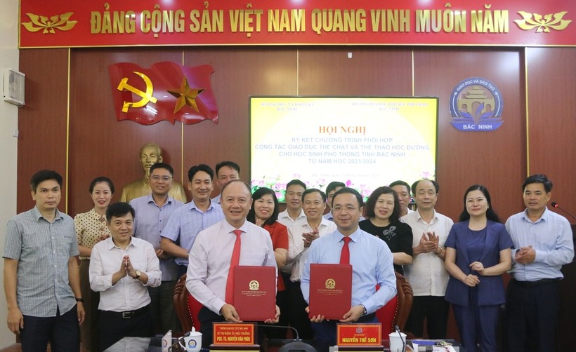 Lãnh đạo Sở GD&ĐT, Trường Đại học TDTT Bắc Ninh ký kết quy chế phối hợp.