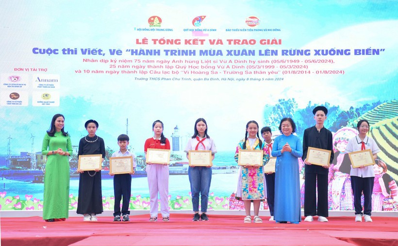 Bà Trương Mỹ Hoa và bà Lê Thị Hà - Giám đốc Công ty Cổ phẩn và phát triển An Nam trao giải Viết cho các bạn học sinh đoạt giải.