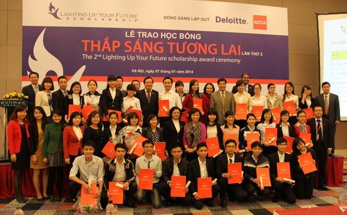 Thứ trưởng Bộ GD&ĐT Trần Quang Quý chụp ảnh lưu niệm cùng các sinh viên được nhận học bổng