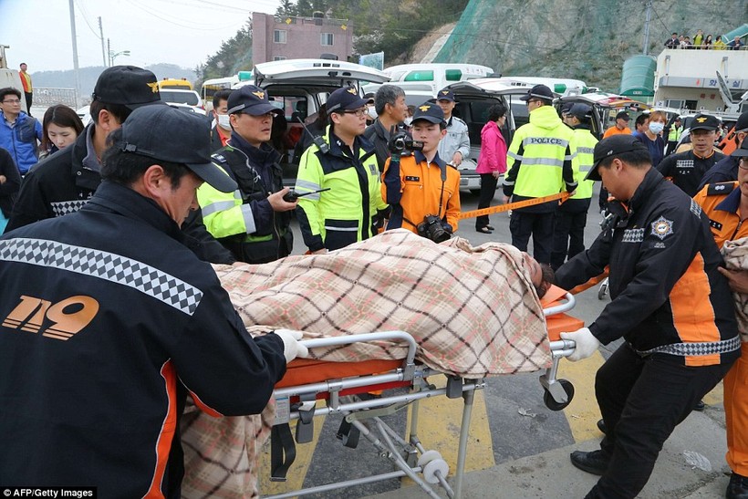 Hàn Quốc dồn sức cứu hộ phà chở gần 500 người bị chìm