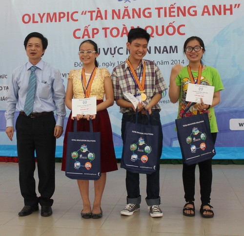 Ông Nguyễn Trọng Hoàn - Phó Vụ trưởng Vụ Giáo dục Trung học (Bộ GD&ĐT) trao giải đặc biệt cho 3 học sinh xuất sắc nhất cuộc thi