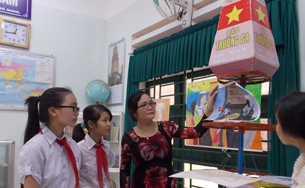 Cô giáo Minh dạy trực quan cho học trò tài phòng học bộ môn.