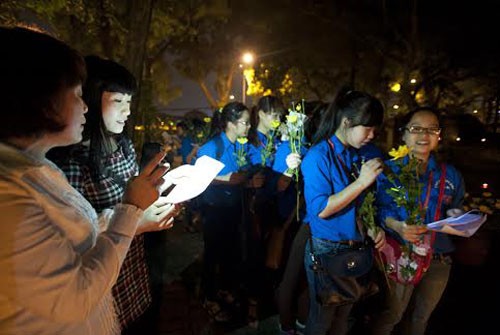 Người dân hát vang "Giải phóng Điện Biên" trước nhà Tướng Giáp