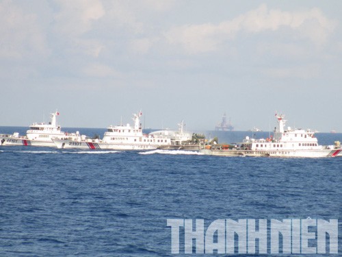  Các tàu Trung Quốc đang bảo vệ cho giàn khoan Hải Dương-981 ở phía xa 