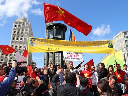 Người Việt tại CHLB Đức tuần hành phản đối Trung Quốc xâm phạm chủ quyền của Việt Nam. Ảnh: Mạnh Thanh