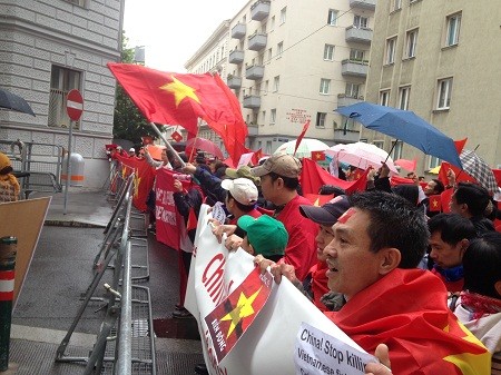 Người Việt tại Áo biểu tình trước cửa Đại sứ quán Trung Quốc.