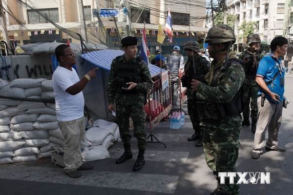 Binh sĩ Thái Lan kiểm tra an ninh tại khu vực gần tòa nhà Chính phủ ở Bangkok ngày 21/5. Ảnh: AFP/TTXVN