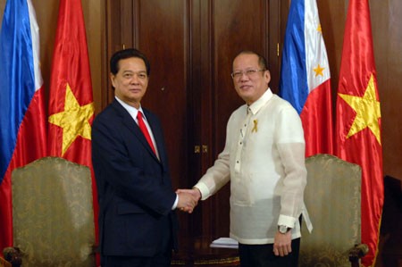 Thủ tướng Nguyễn Tấn Dũng và Tổng thống Philippines Aquino trong cuộc gặp chiều nay tại Phủ tổng thống Philippines tại Manila (Ảnh Nhật Bắc).