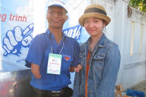 Thí sinh dự thi tại hội đồng chụp ảnh với Nay Droeng làm kỷ niệm