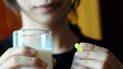 Không dùng sữa để uống thuốc vì sẽ làm giảm hoặc mất tác dụng chữa bệnh của thuốc. Ảnh: TL
