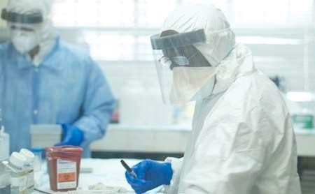 Các chuyên gia tại bệnh viện chính phủ Kenema ở Sierra Leone đang theo dõi dịch Ebola bùng phát. Ảnh: BBC