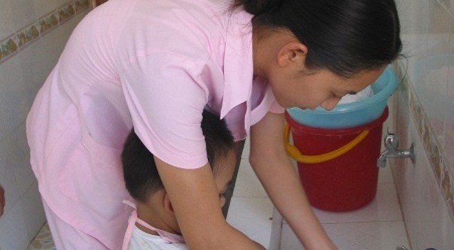 Rửa tay giúp trẻ phòng bệnh. Ảnh: TM