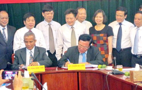 Bộ trưởng Phạm Vũ Luận (phải) và Chủ tịch Đặng Ngọc Tùng (trái) ký kết Chương trình phối hợp hoạt động giai đoạn 2014 - 2020 giữa Tổng Liên đoàn Lao động Việt Nam với Bộ GD&ĐT