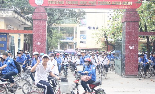 HS Trường THPT Kinh Môn trong giờ tan trường