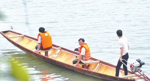 CTV Minh Ngọc (người ngồi giữa) tác nghiệp trên sông Bồ trong mùa lũ tháng 9/2013