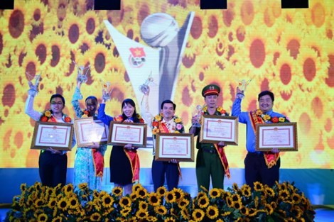 6 công dân trẻ tiêu biểu được tuyên dương tại Nhà văn hóa Thanh Niên. Ảnh: Quang Định (Báo Pháp luật)