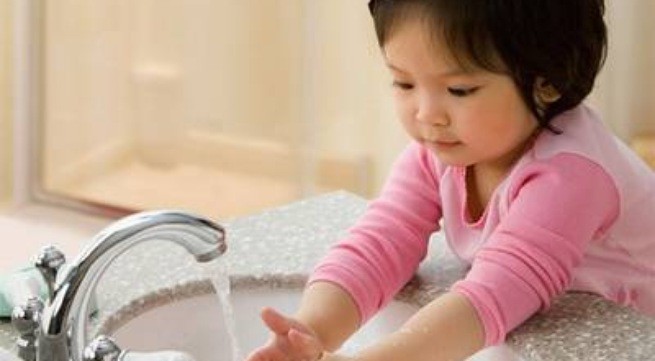 Giữ vệ sinh tay sạch sẽ là biện pháp cơ bản để phòng bệnh tiêu chảy. Ảnh: Đ. Tuấn