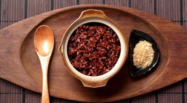 Cơm gạo lứt ăn với muối vừng (muối mè) là thực phẩm dinh dưỡng tuyệt vời cho người cao tuổi.