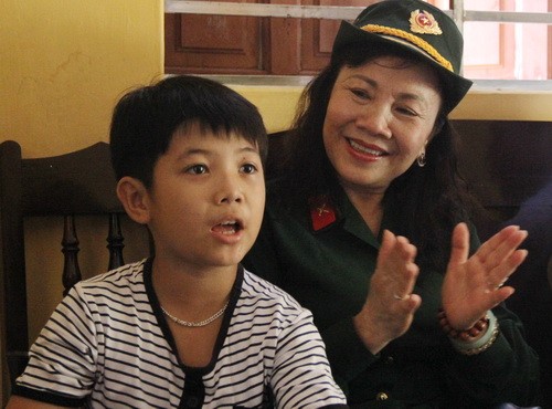 Thứ trưởng Nguyễn Thị Nghĩa trò chuyện thân mật với học sinh của Trường Tiểu học Song Tử Tây