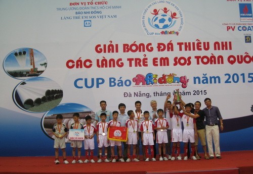 Niềm vui của các cậu thủ nhí đội bóng Làng trẻ em SOS Đồng Hới khi xuất sắc giành cúp báo Nhi đồng 2015.