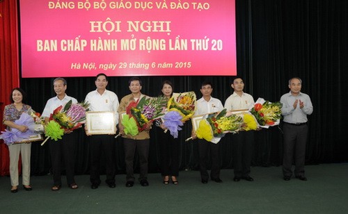 Thứ trưởng Nguyễn Vinh Hiển – Bí thư Đảng ủy Bộ GD&ĐT tặng hoa chúc mừng các đồng chí được nhận Huy hiệu Đảng đợt 19/5