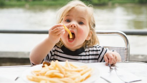Trẻ thừa cân cần được bổ sung các chất béo lành mạnh. Ảnh: Shutterstock.