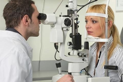 Hầu hết bác sĩ nhãn khoa đều khuyên nên khám mắt hằng năm.