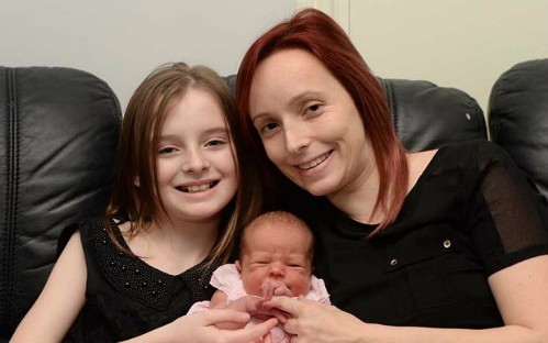 Caitlin Burke cùng mẹ và em gái vừa chào đời. Ảnh: Telegraph.