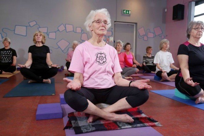 Bà cụ 100 tuổi bền bỉ luyện yoga