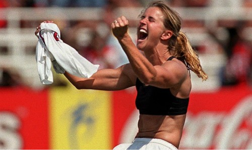 
Bức ảnh chụp Chastain sau khi chiếnthắng đội tuyển Trung Quốc tại chung kết World Cup 1999 được bình chọn là khoảnhkhắc vĩ đại nhất của làng thể thao nữ nước Mỹ. Ảnh:Times/AP.