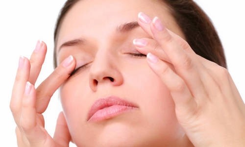Massage mắt giúp bạn chữa cận thị.