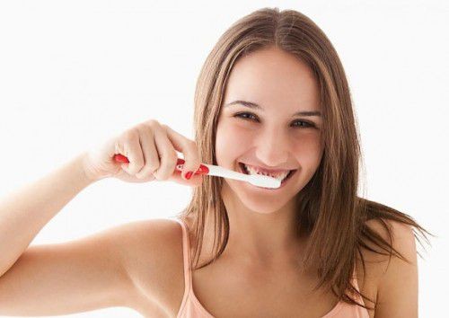 Chải răng hằng ngày để loại bỏ thức ăn thừa giúp hơi thở thơm tho.