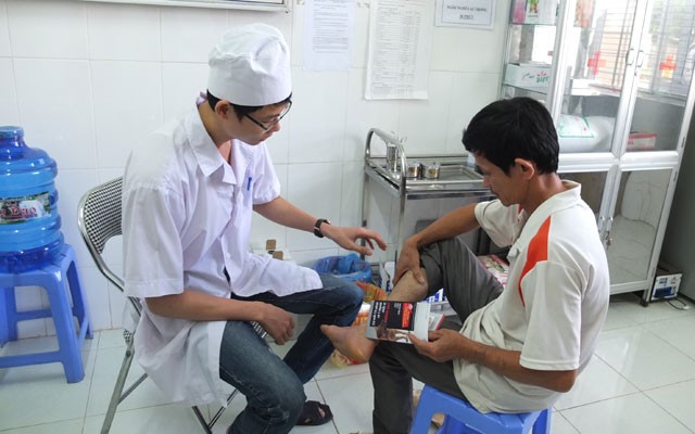 Tiêm phòng và tư vấn bệnh dại ở Trung tâm y tế huyện Đại Từ.